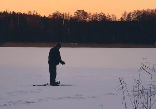 Dramatyczna akcja na jeziorze Białoławki. Policjanci wyciągnęli wędkarza z lodowatej wody