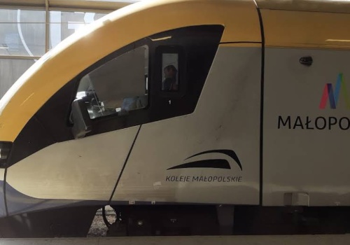 Masowe L4 i odwołane pociągi. Spór płacowy w Kolejach Małopolskich