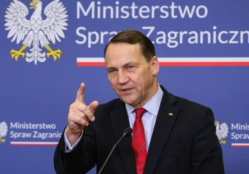 Sikorski ostro o przeciwnikach programu SAFE. „Ciekawe ilu tam agentów a ilu frajerów”
