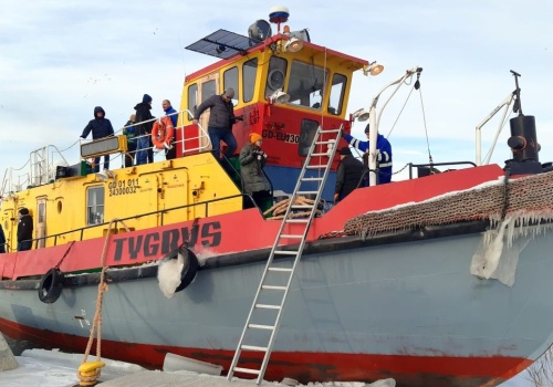 Czasem kręcą kółka, żeby rozbić dużą krę na rzece. Lodołamacze zbliżają się do Torunia