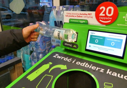 Wrzucisz te opakowania do recyklomatu i nic z tego. O pieniądzach z kaucji możesz zapomnieć