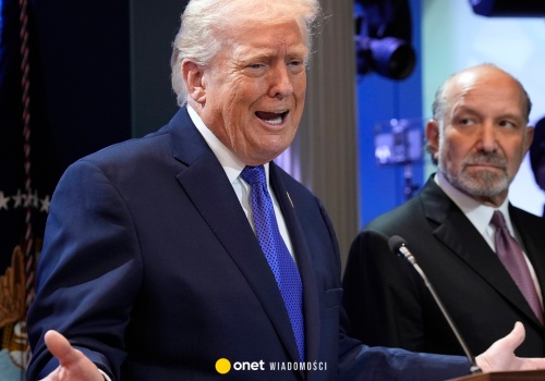 Ekspert tłumaczy, dlaczego Donald Trump znów gra cłami. 