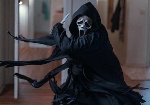 Ghostface i Mckenna Grace w teledysku promującym Krzyk 7