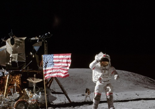 Część Amerykanów uważa, że Księżyc należy do USA. Co mówi prawo?