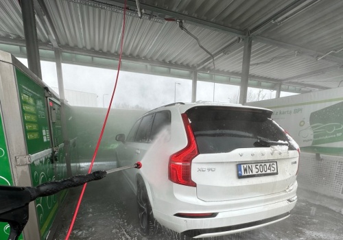 Wielu kierowców popełnia na myjni zimą te błędy. Można uszkodzić lakier