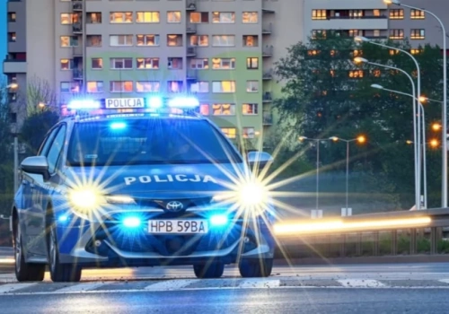 Dziewczynka wypadła z okna na 5. piętrze! W domu pijany ojciec