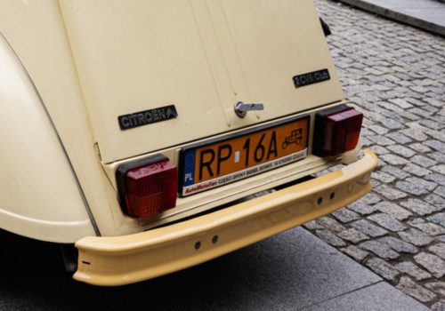 Jeszcze niedawno stały pod blokiem. Dziś te samochody oficjalnie stają się klasykami