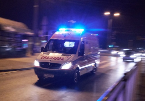 Pięciolatka wypadła z czwartego piętra w Olszynie. Ojciec był pijany. Policja ujawnia szczegóły