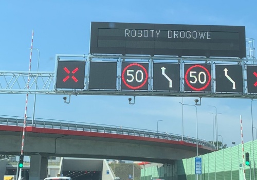 Znaki na autostradzie mogą kłamać. Nowy raport obnażył poważny problem