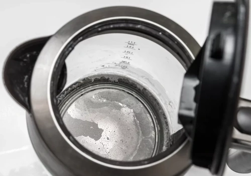 Przełam na pół, dodaj ocet. Po chwili czajnik jest czysty