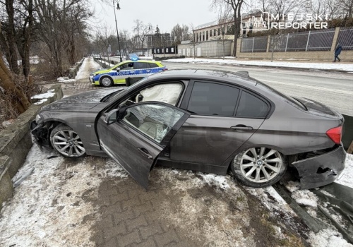 BMW rozbite w Śródmieściu. Dwóch mężczyzn uciekło pieszo porzucając auto