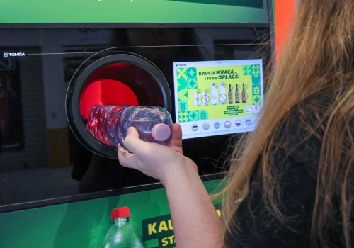 Zwrócił 611 butelek i puszek. Otrzymał voucher na taką kwotę, absolutny rekord w Auchan