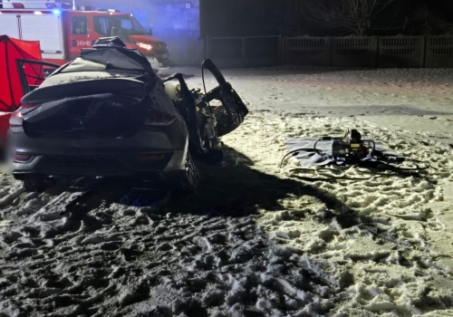 Tragiczny wypadek na przejeździe kolejowym. Auto wjechało pod szynobus. Dwie osoby nie żyją!