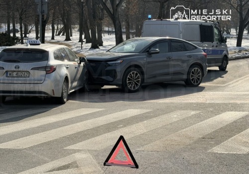 Zderzenie w Śródmieściu. Toyota czołowo uderzyła w Audi