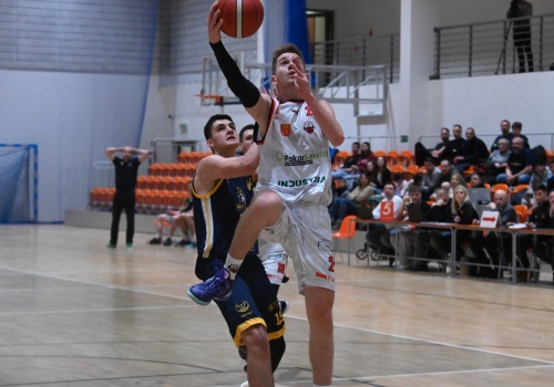 Czarne chmury nad UJK. Porażka w Bielsku i kontuzja Oskara Lesisza