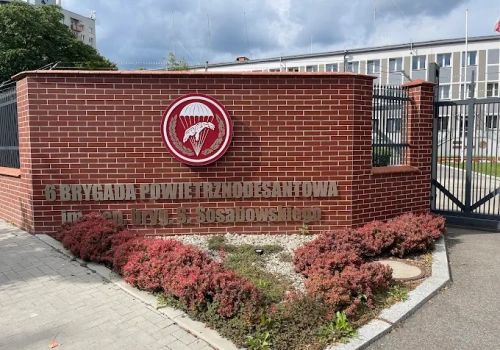 Chińskie samochody z zakazem wjazdu do baz wojskowych. Nowe przepisy obejmą także Kraków