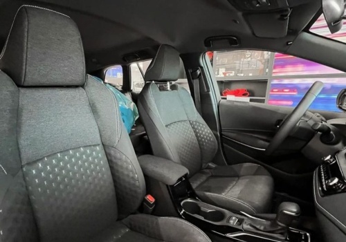 Rodzinna Toyota za 108 000 zł. Jej hybryda pali tylko 4,8 litra, a bagażnik ma 596 litrów