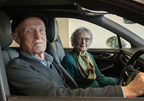 Razem mają 186 lat. Właśnie kupili pierwsze Porsche w życiu. Niektórzy chcieliby im odebrać prawa jazdy