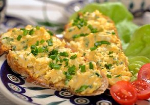 Ta pasta jajeczna była hitem PRL. Poznaj przepis na klasyczną wersję