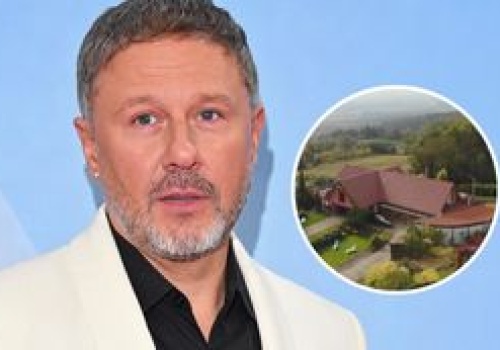 Różowa posiadłość Andrzeja Piasecznego w Górach Świętokrzyskich. Tak mieszka gwiazdor