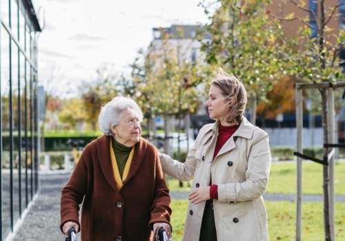 Prawie 370 zł miesięcznie dla seniorów. Komu należy się to świadczenie?