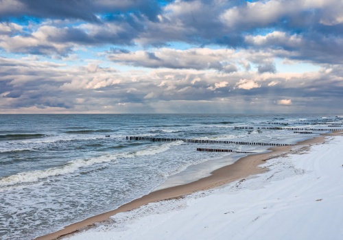 Wystarczyło 1,5 godz. na plaży nad Bałtykiem zimą. Znalazła mnóstwo skarbów