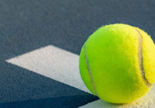 Dlaczego piłki tenisowe są żółte? Odpowiedź jest nieoczywista
