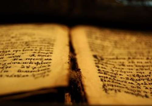 Wskazują autorstwo Biblii. Zwrócili uwagę na te szczegóły