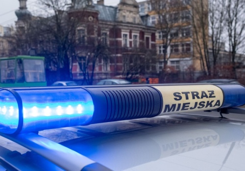 Skandal w Krakowie. Radiowóz staranował zaparkowane auto. Za kierownicą...