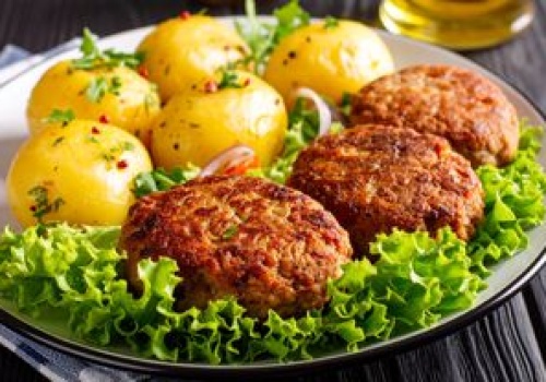 Wciskam w mięsną masę, smażę jak zwykłe kotlety mielone. Są kremowe i soczyste w środku