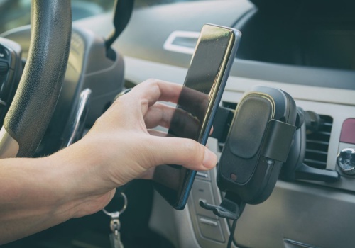 Smartfon w aucie. Legalny czy zakazany? Wszystko rozbija się o jeden szczegół