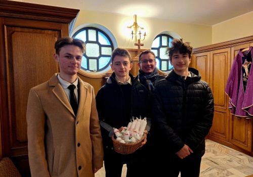 Zebrane fundusze mają pomóc potrzebującym. W parafiach można kupować baranki i świece przygotowane przez Caritas