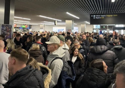 Ogromne kolejki na lotnisku w Krakowie. Powodem nowy system kontroli granicznej