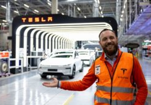 Auta jeżdżące bez kierowców, flaga piracka i sklepy Żabka. Pokazuję nieznane oblicze fabryki Tesli w Berlinie