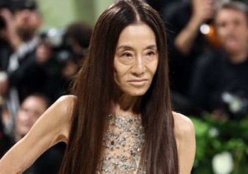 Opaska zamiast bluzki? Tak 76-latka zapozowała na ściance