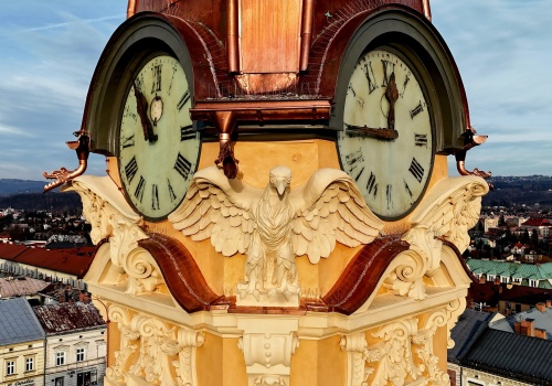 125 lat na wieży ratusza. Zegar, który przetrwał wojnę i trzy pokolenia Dobrzańskich zmodernizują