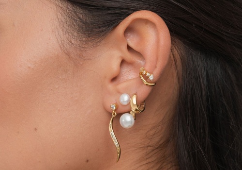 Inspiracje jak nosić kolczyki z perłą na własnych zasadach