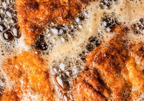 Smażysz kurczaka i widzisz pianę. Wiele osób od razu wyrzuca go do kosza. Czy słusznie?