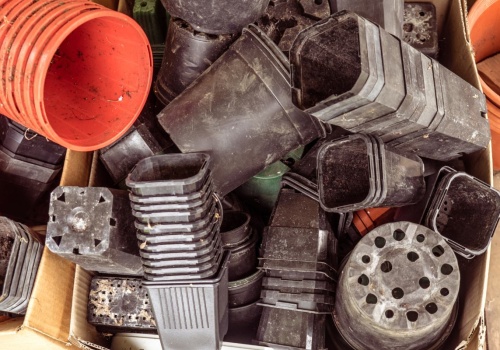 Wcale nie do szkła. Gdzie wyrzucić doniczki? Przy większej liczbie trzeba wiedzieć jedno