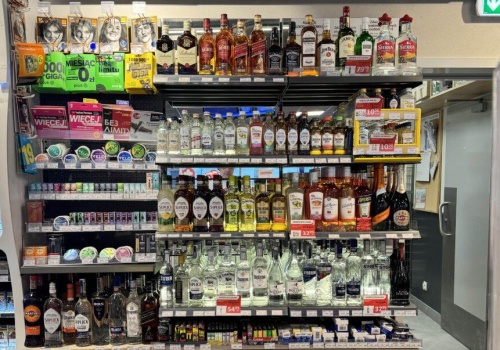 Alkohol wciąż dostępny na stacjach benzynowych. Państwo chce walczyć z alkoholizmem, ale jednocześnie ułatwia dostęp do trunków
