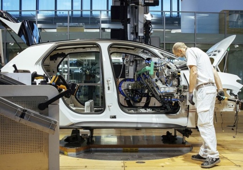 Fala zwolnień w motoryzacji przez decyzje Brukseli. Zagrożonych kolejne 250 tys. miejsc pracy