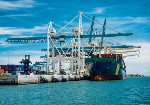 Z Azji do USA w 2026 r. towary w kontenerach płyną szerokim strumieniem. Nauki dla Unii Europejskiej