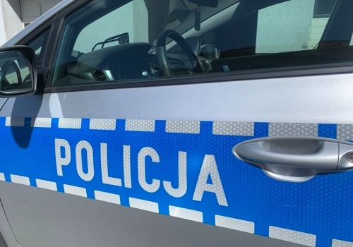 Wjechał w ogrodzenie stacji benzynowej i dachował. Policjanci poszukują sprawcy kolizji