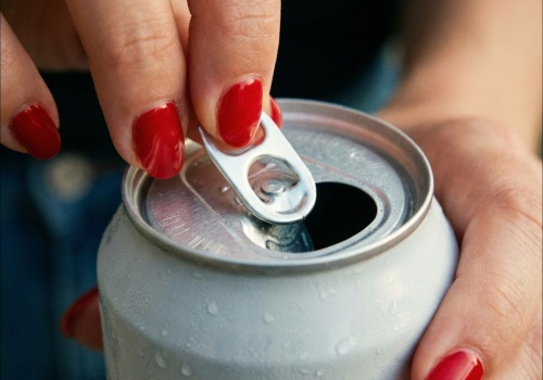 Więcej miejsca na ubrania bez nowych mebli. Wystarczy mieć kilka puszek po napojach