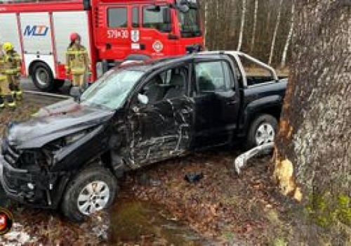 Rusinowo: Wypadek na DK22. Auto uderzyło w drzewo