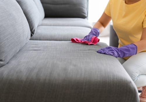 Wyczyść kanapę tym produktem z kuchni. Zadziała lepiej niż detergenty kosztujące krocie