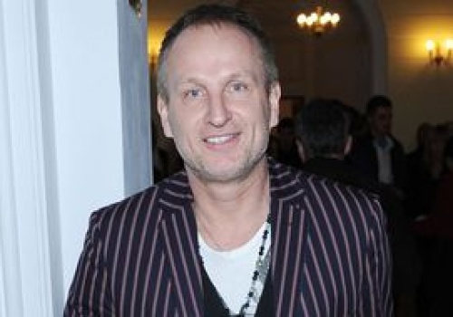 Jego wybranka jest młodsza o 28 lat. Poznali się w Kenii