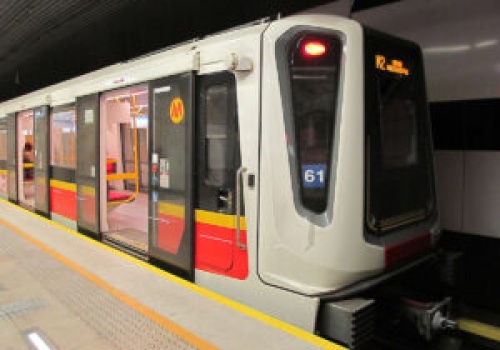 Awaria linii M2 i kontrowersje w PKP. Ważne zmiany dla podróżnych