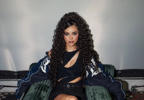 Odważna stylizacja i mocny makijaż. Angelika Żmijewska w nowej wersji