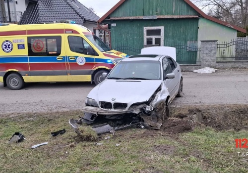 Biadoliny Radłowskie: samochód wypadł z jezdni. Jedna osoba jest poszkodowana